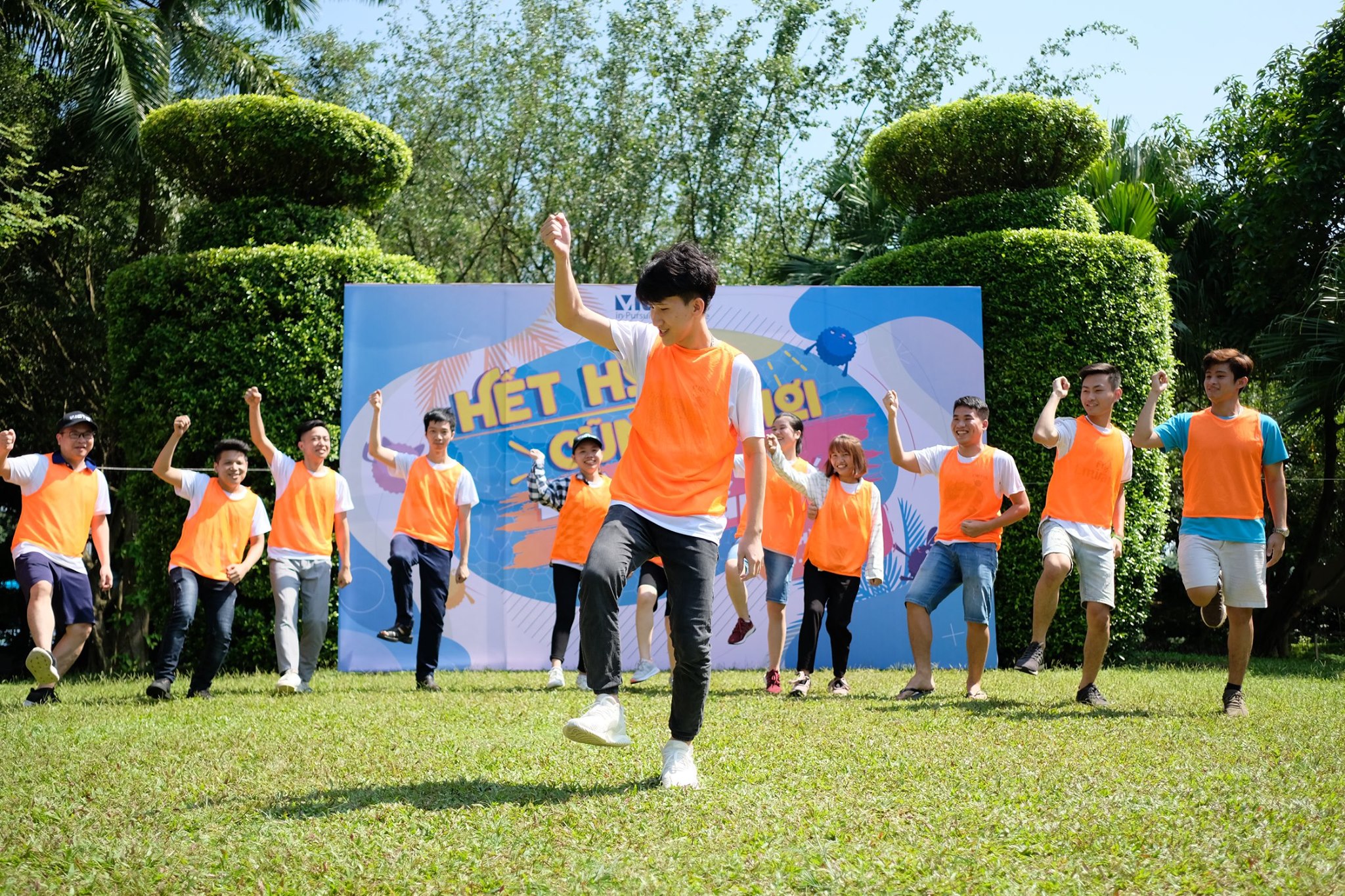 Nhân sự VIETIS tham gia trò chơi vận động trong ngày team building ngoài trời